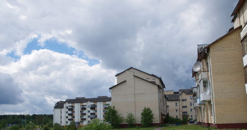 Иду и боюсь упасть: жители курортного поселка Нарочь по вечерам ходят в темноте