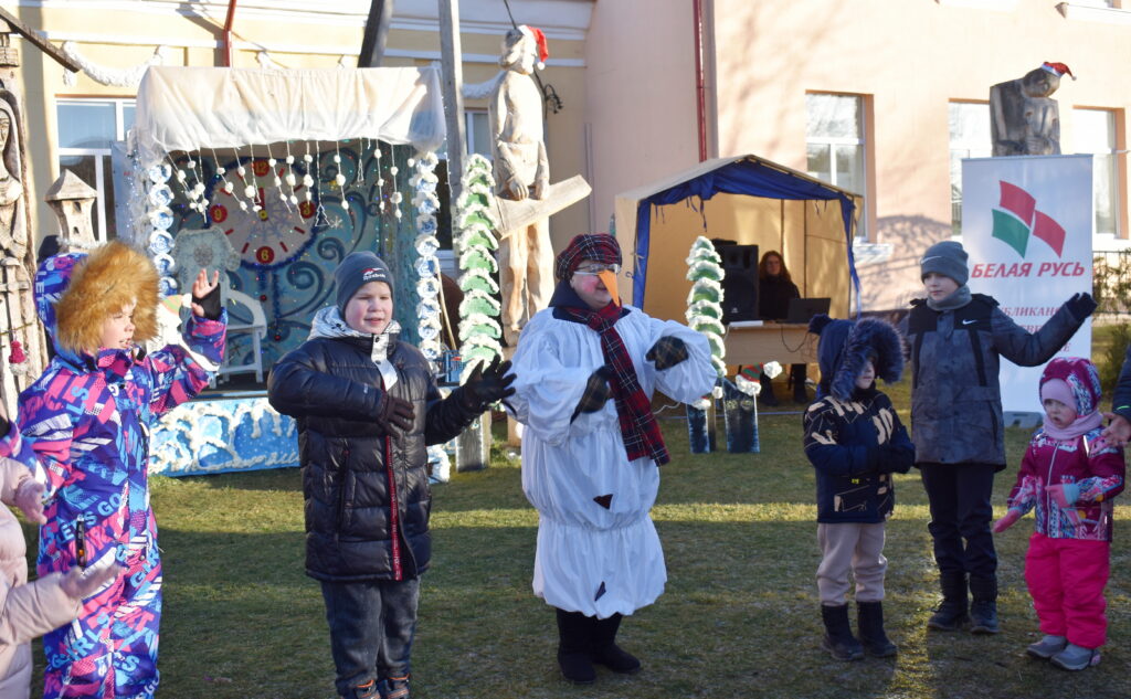 Дед Мороз открыл резиденцию в Мяделе. Там проходят квесты для детей