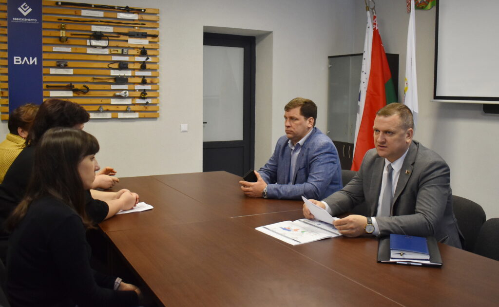 Руслан Жук рассказал о ВНС работникам района электросетей