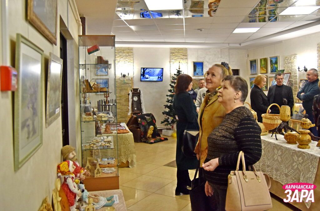 Работы ветеранов труда и юных дарований представлены на выставке в Мяделе