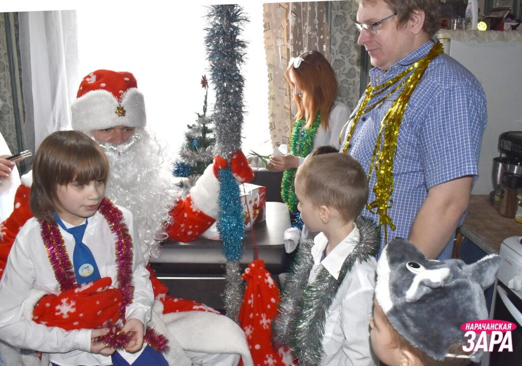 Участники благотворительной акции поздравили многодетную семью в Занарочи