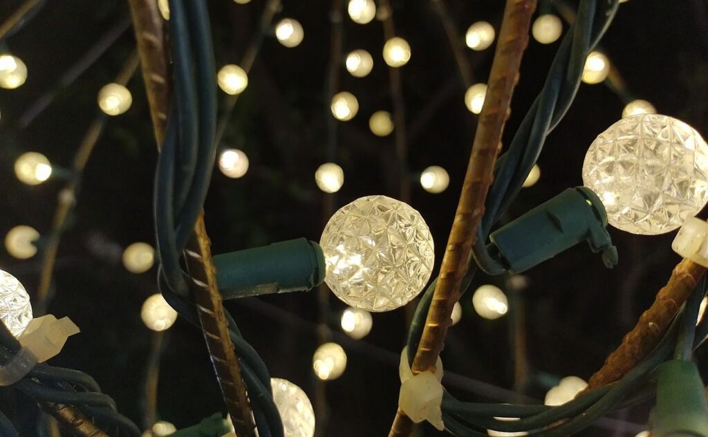 Специалист прокомментировал информацию о штрафах за новогодние гирлянды