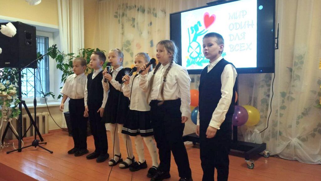 Постояльцы пансионата «Маяк» принимали подарки и посетили концерт в Минске