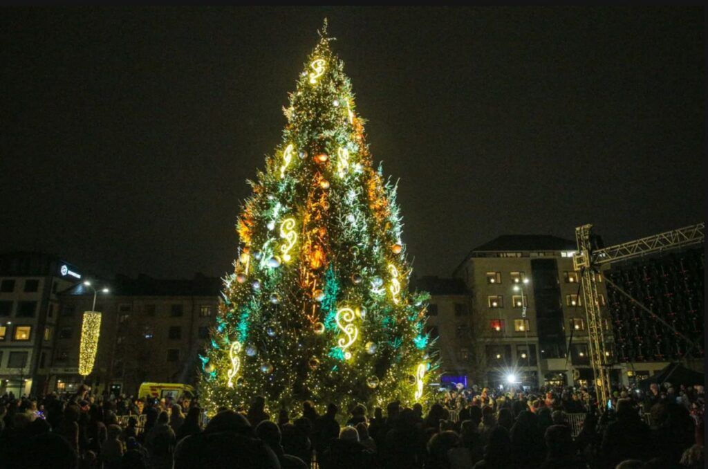 Елгава украшает площадь подарком из Нарочи