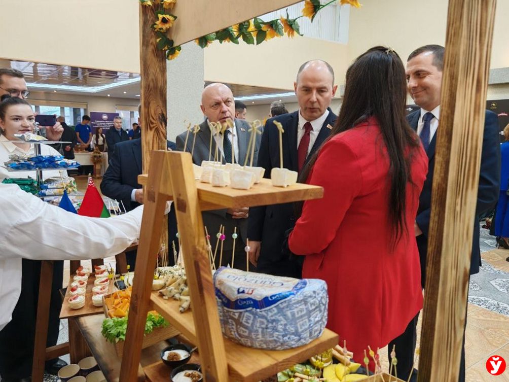 Алексей Кушнаренко оценил гонзолу от нарочанских сыроделов на выставке в Марьиной Горке