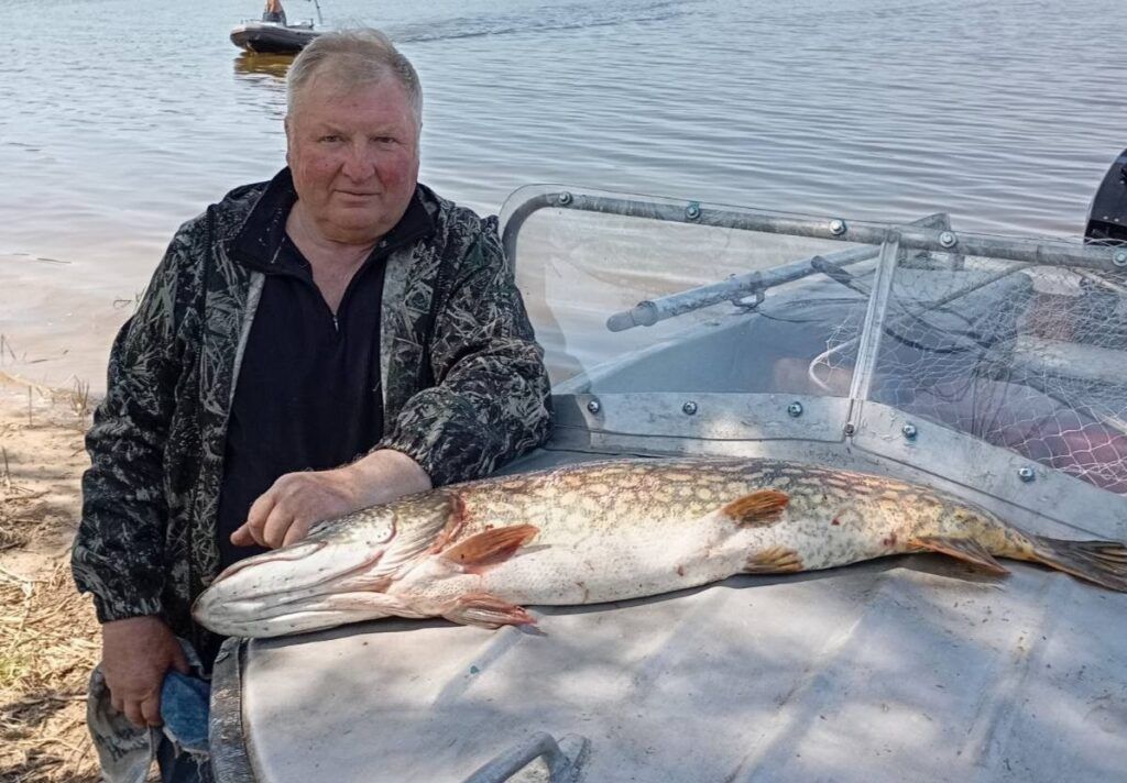 Рыбак из Мяделя рассказал о памятных трофеях, ценах на путёвки и суевериях