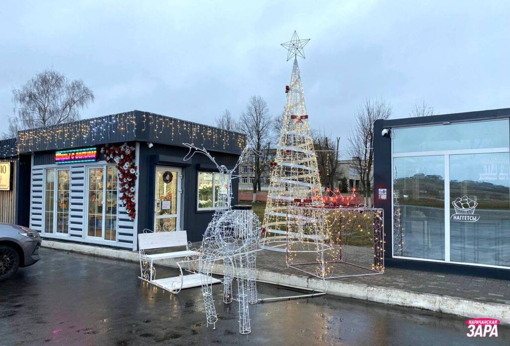 Мядельчанин создал новогоднюю инсталляцию на улице города своими руками