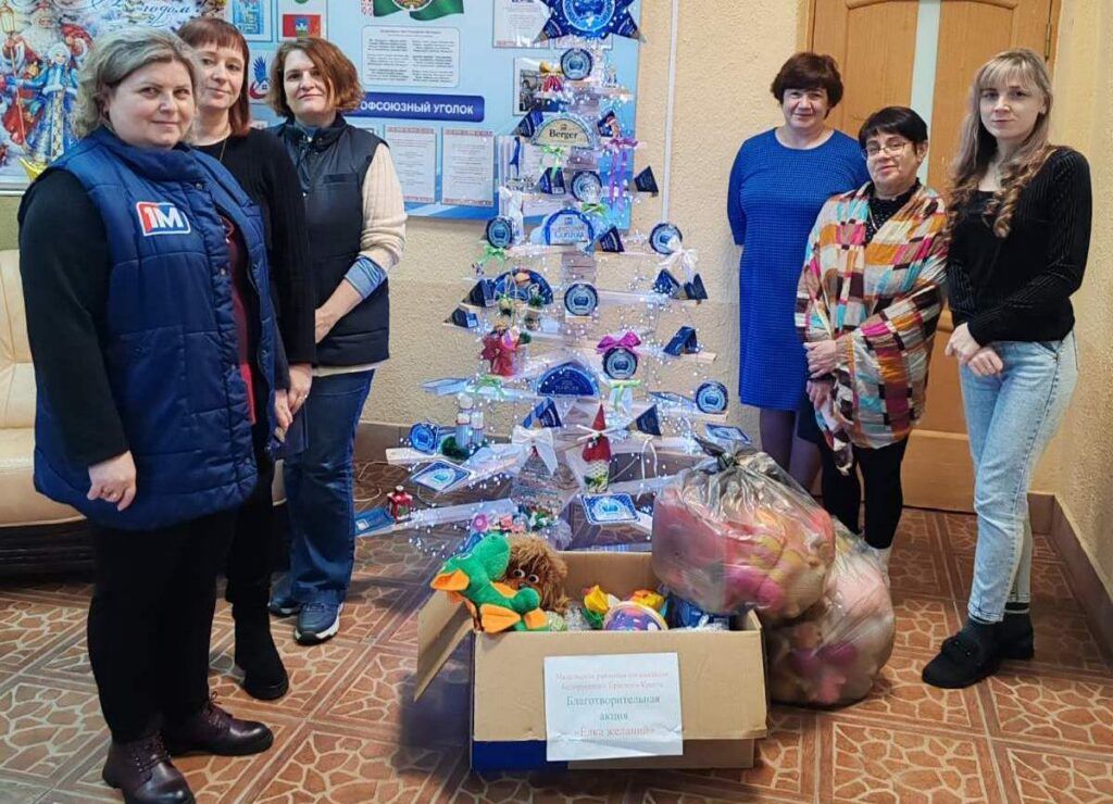 Принесли много всего: в Мядельском районе проходит благотворительная акция “Ёлка желаний”