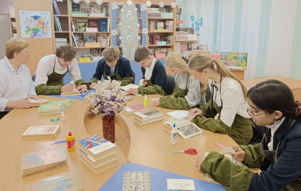 Ученики ремонтировали книги и мебель, шили полотенца