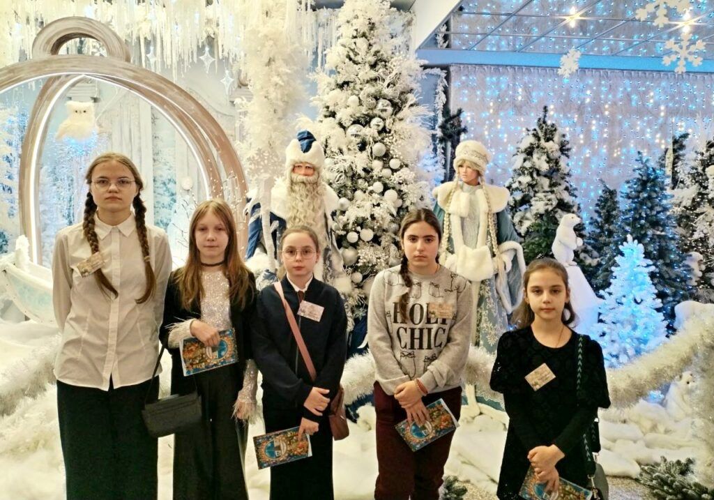 Школьницы из Мядельского района побывали на главной ёлке страны