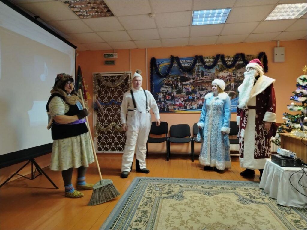 В Мядельском ТЦСОН провели новогодний праздник с концертом и подарками