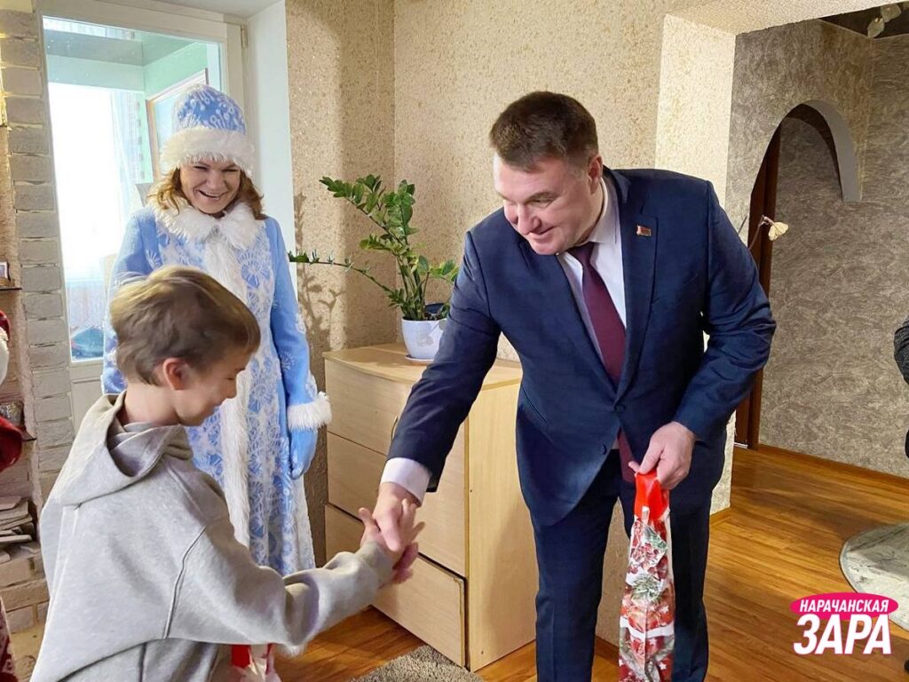Председатель райисполкома Александр Пранович поздравил семьи из Гатовичей и Мяделя