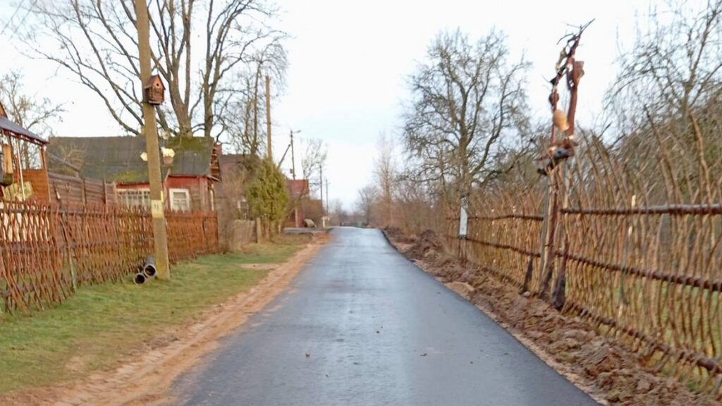 Накануне Нового года заасфальтировали две улицы городского поселка Кривичи
