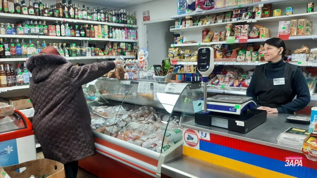 Натуральной икры нет, а вот мандарины по доступной цене. Изучили новогодний ассортимент в Сватках