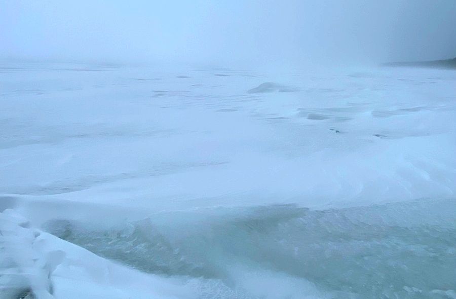 Узнали, какая толщина льда на озере Нарочь и безопасно ли выходить на него