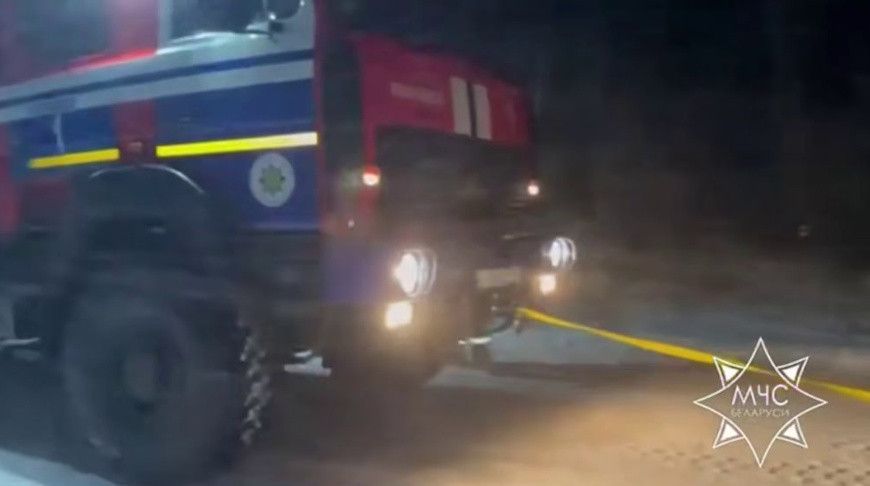 Спасатели буксировала автобусы и машины скорой помощи в непогоду