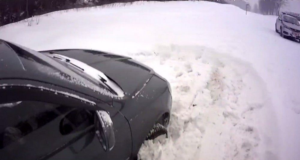 Милиция помогает водителям выбраться из сугробов