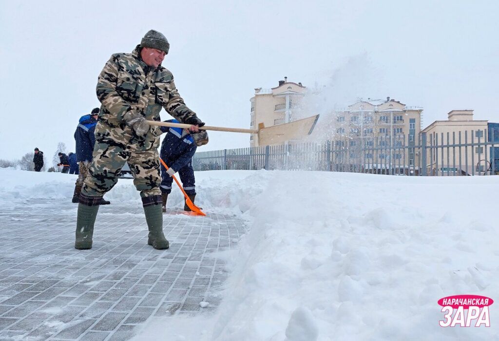 В Мяделе дружно убирали снег
