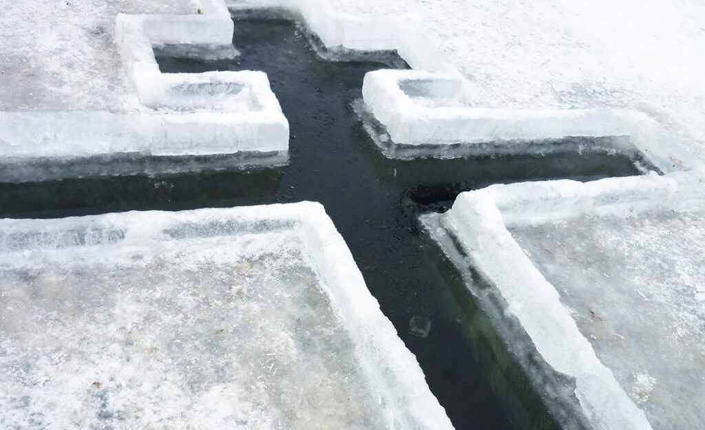 Священник рассказал, как хранить освященную воду и значение воды в купели