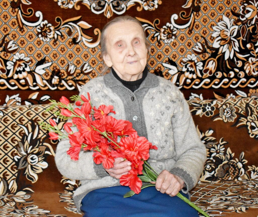 Бросила пятый класс и пошла в колхоз. Рассказываем о старейшей жительнице деревни Нетьки