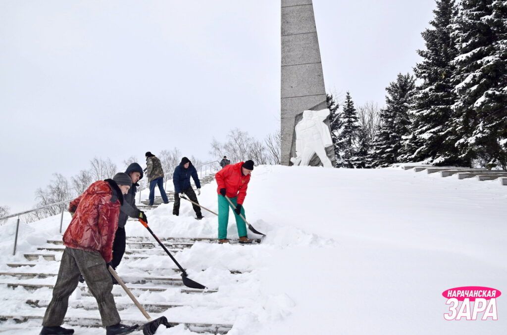 Трудовой десант высадился у памятника партизанам и партизанкам земли нарочанской