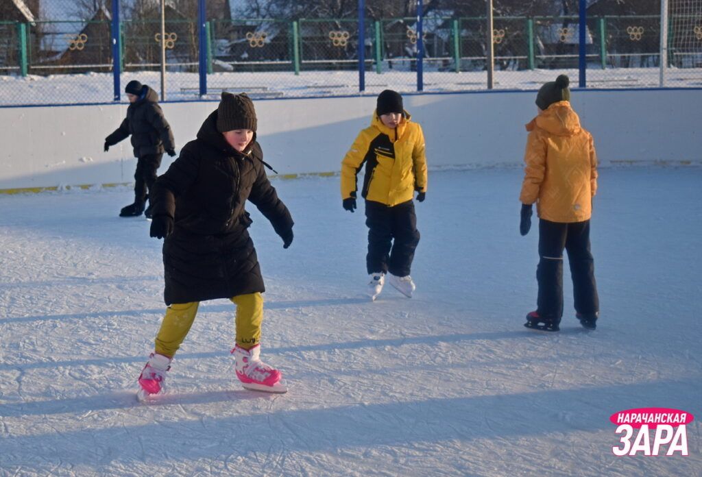 Юные лыжники тренируются на катке