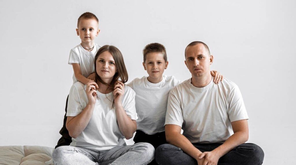 Мальчику нужен дорогой укол и наша помощь