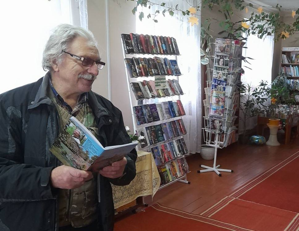 Боярская библиотека–клуб пополнилась книгой местного поэта Вячеслава Броски
