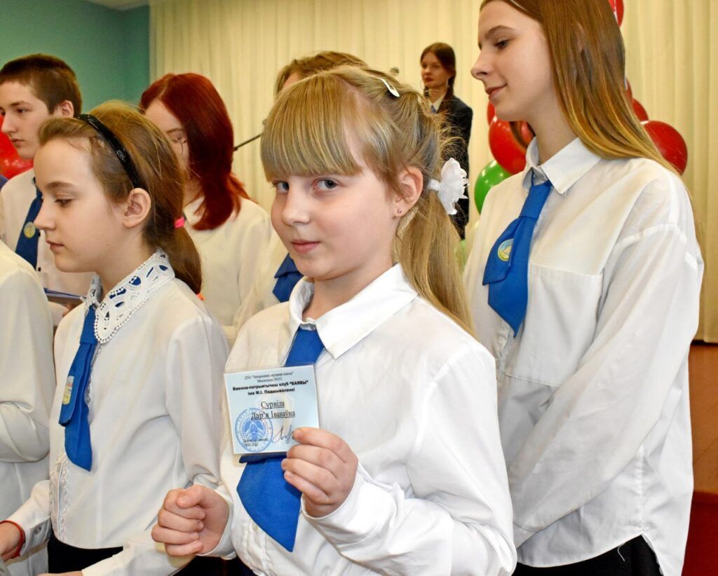 Под знаком мужества: Как школьники из Занарочи осваивают азы милицейской службы