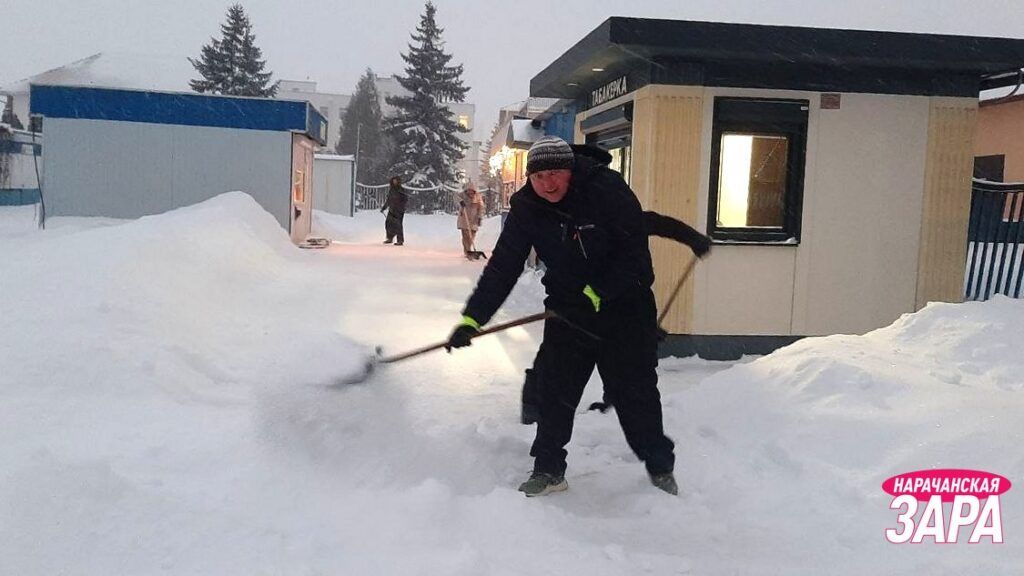 Мядельчане идут в бой с лопатами против снежной бури