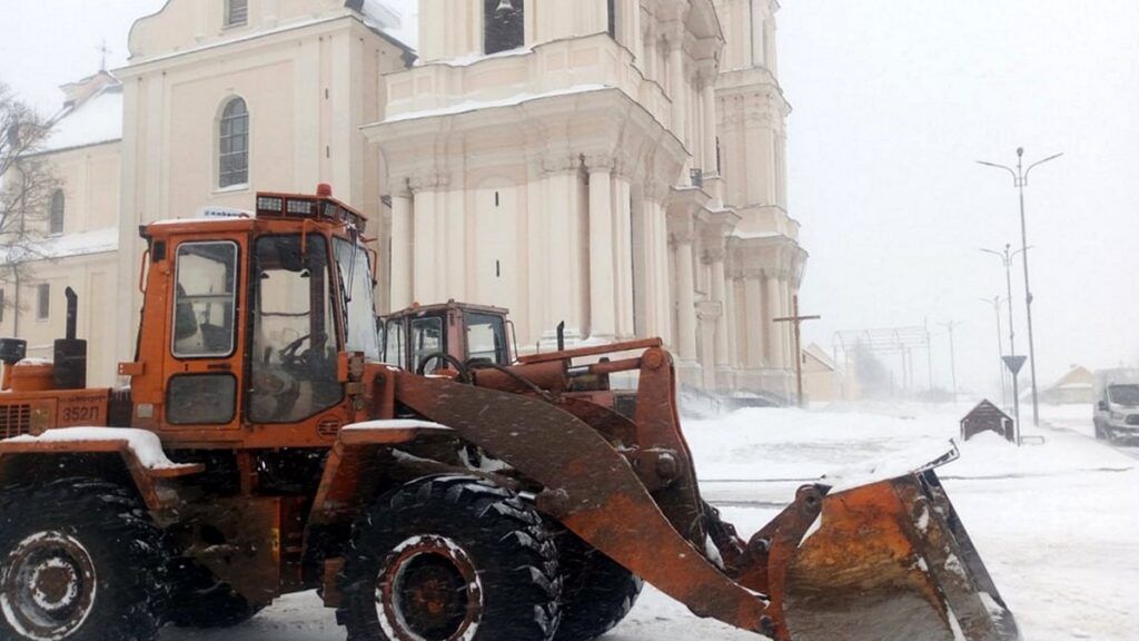 Техника сельхозфилиала «Минскоблагросервис» помогает убирать снег в Будславе