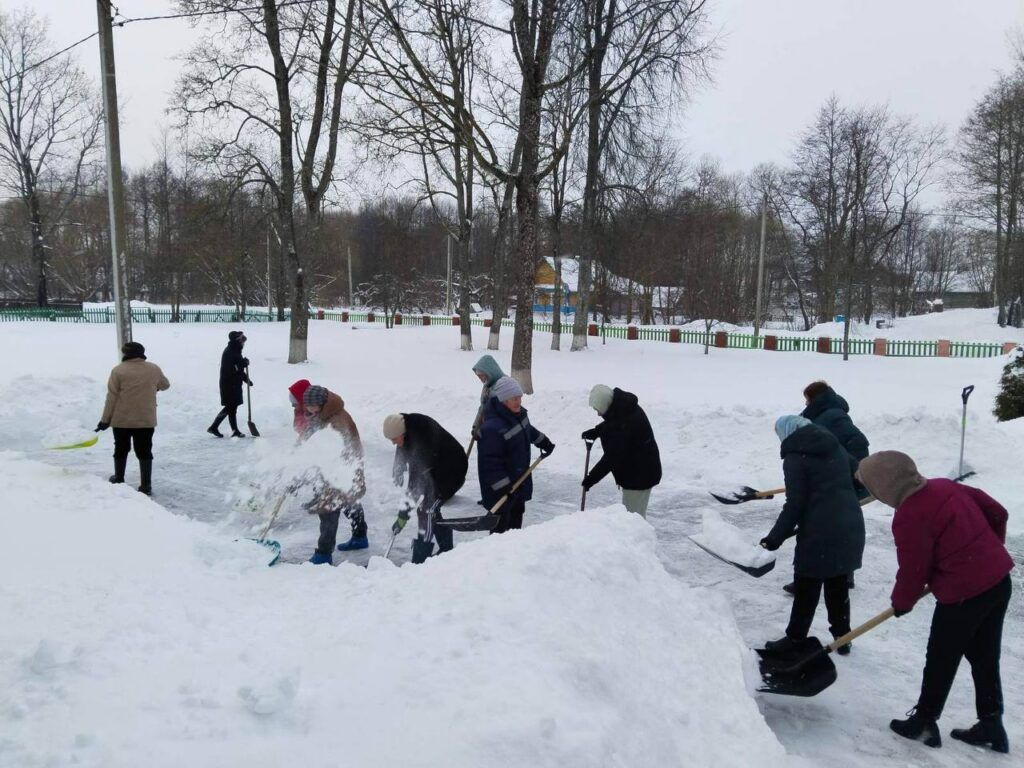 Жители Мядельского района совместно устраняют последствия снегопада