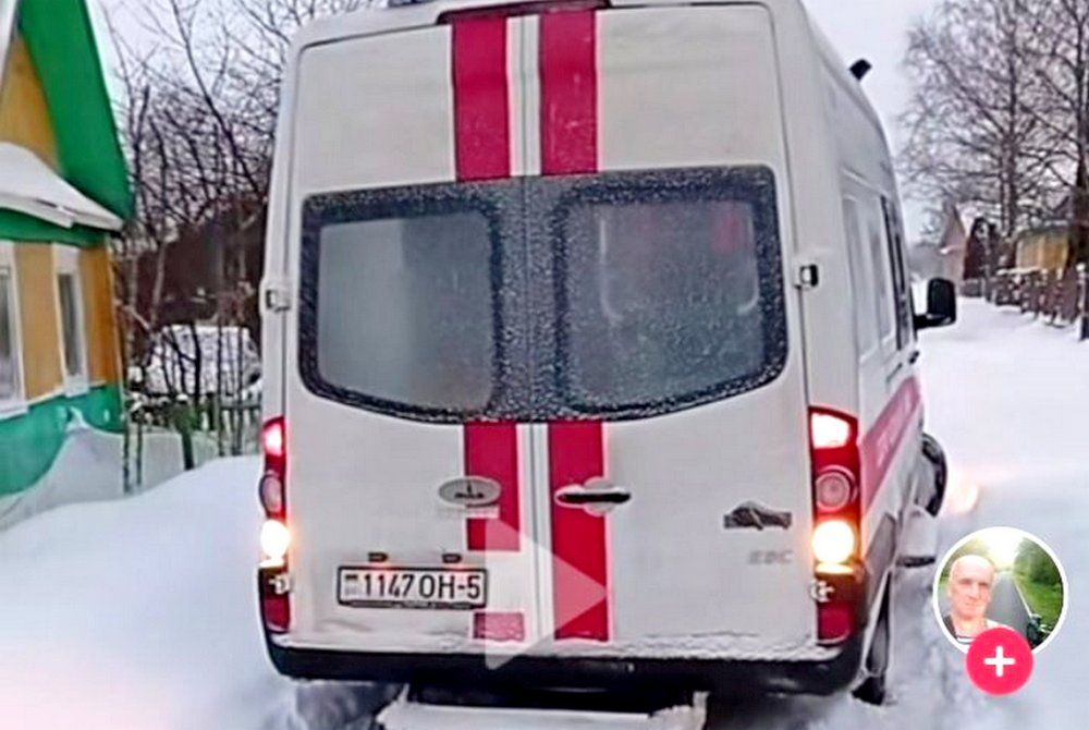 В Гатовичах забуксовала скорая. Узнали, как всё было