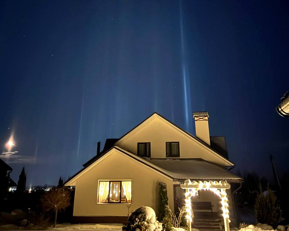 Загадочные световые столбы видели над Мяделем