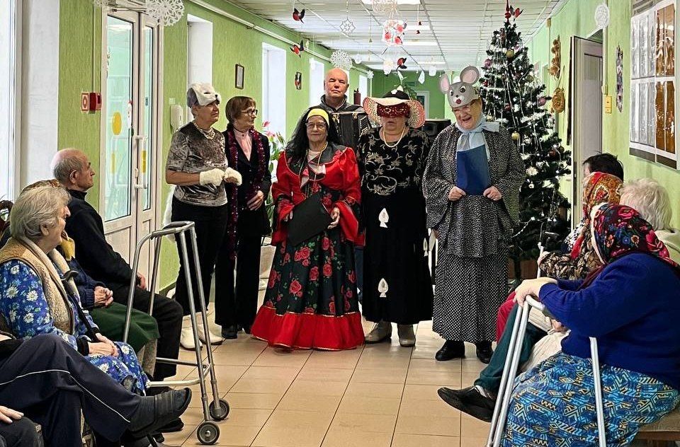 Волонтеры поздравили жителей отделения в Узле со старым Новым годом