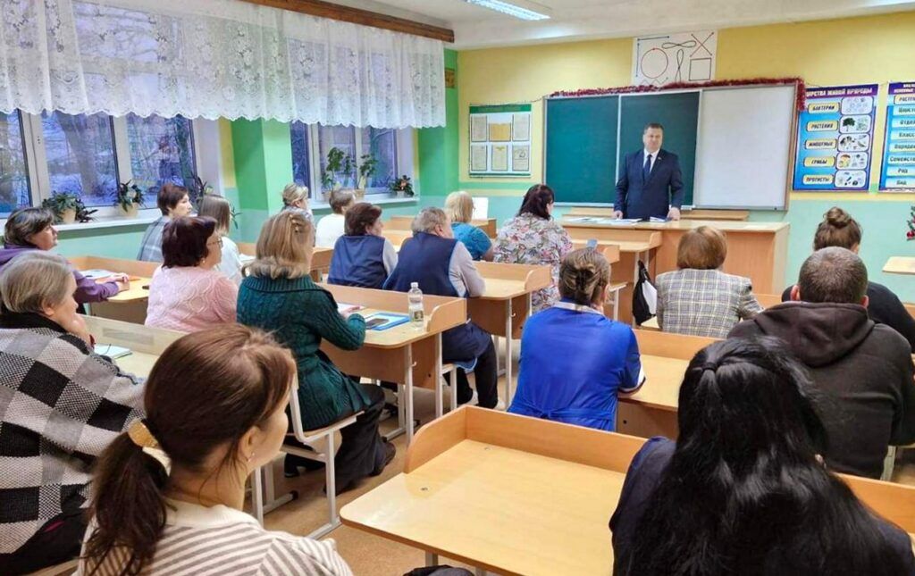 С коллективом Мядельской СШ №2 встретился Руслан Жук