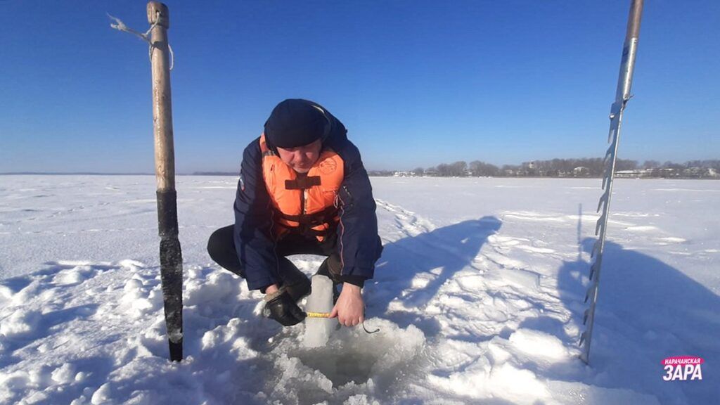 Лед в два слоя. Озеро Мястро этой зимой удивляет