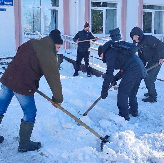 Незанятые в экономике почистили снег на улицах Мяделя