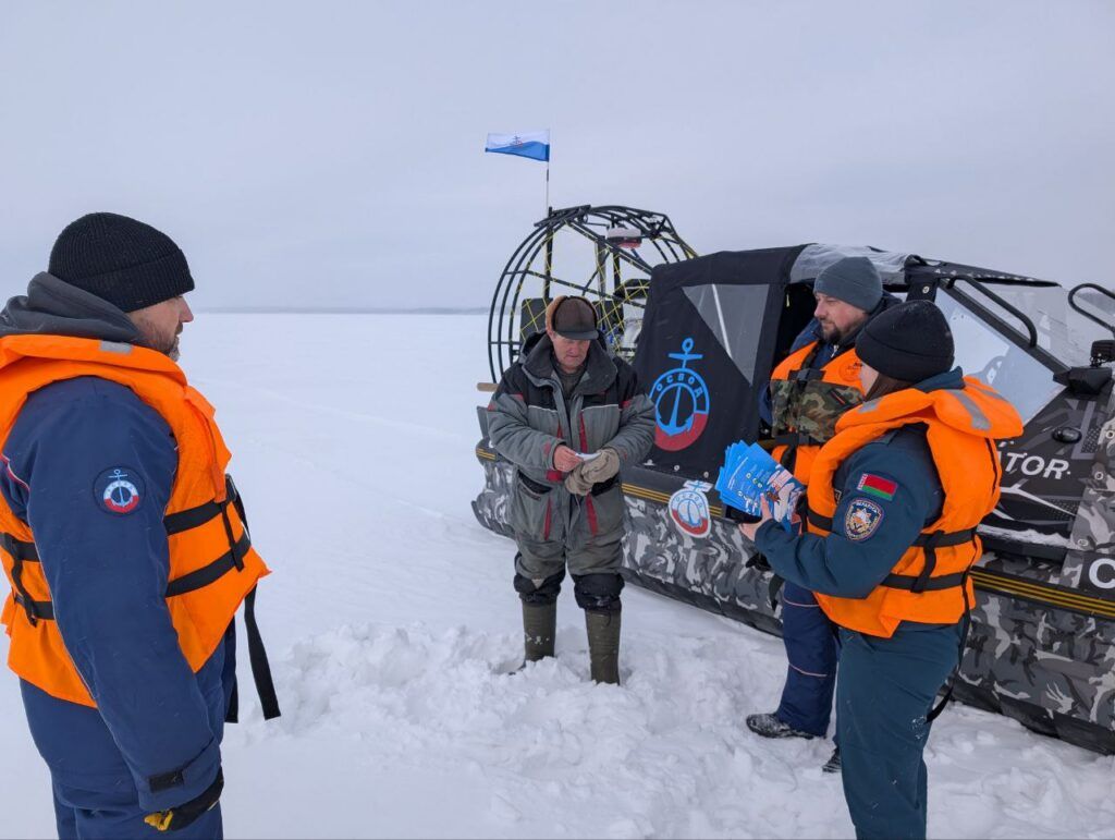На лед – только в жилете: спасатели провели рейд по озеру Нарочь 