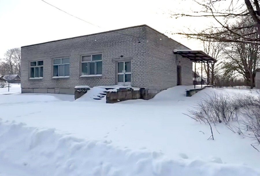 Кирпичное здание с высокими потолками и гаражом продают недалеко от озера Нарочь