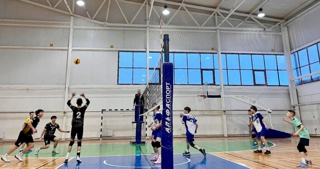 В Мяделе определили сильнейших юных волейболистов Минской области