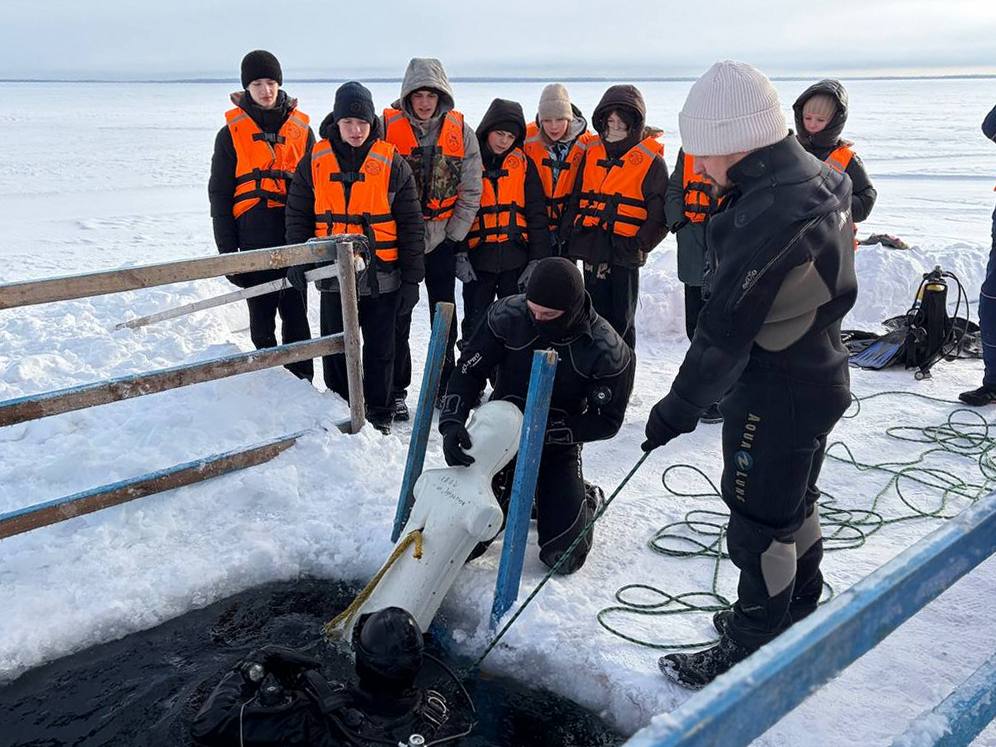 Спасатели показали детям из «Зубренка» работу под льдом 