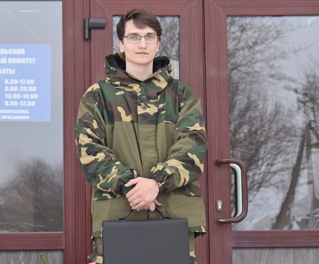 Городской парень работает главным инженером  в “Свирь-агро”. Узнали, как устроился и хватает ли зарплаты