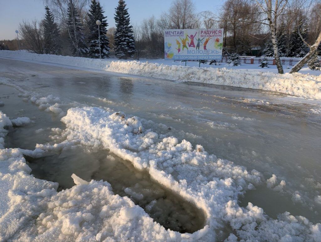 Лед и пар: на пересечении Набережной и 17 Сентября толстый слой льда. Коммунальщики оповещены 