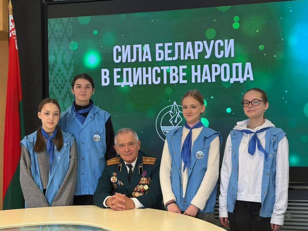 Председатель Мядельской организации Союза офицеров встретился с воспитанниками «Зубренка»