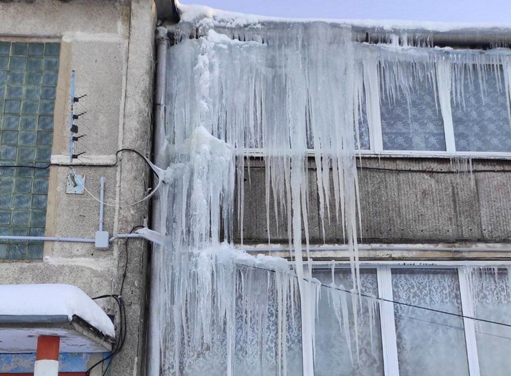 Сбивая сосульки, в Свири оборвали связь – всего на несколько часов, но жильцы дома недовольны