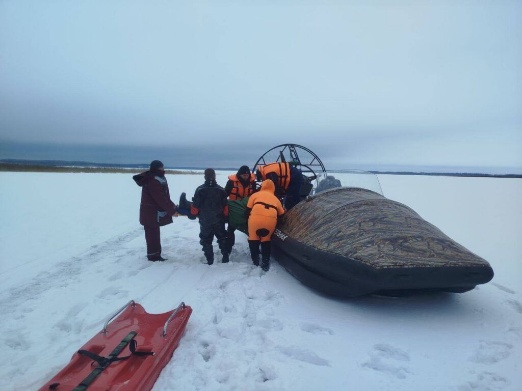 Спасатели оказали помощь рыбаку в Мядельском районе