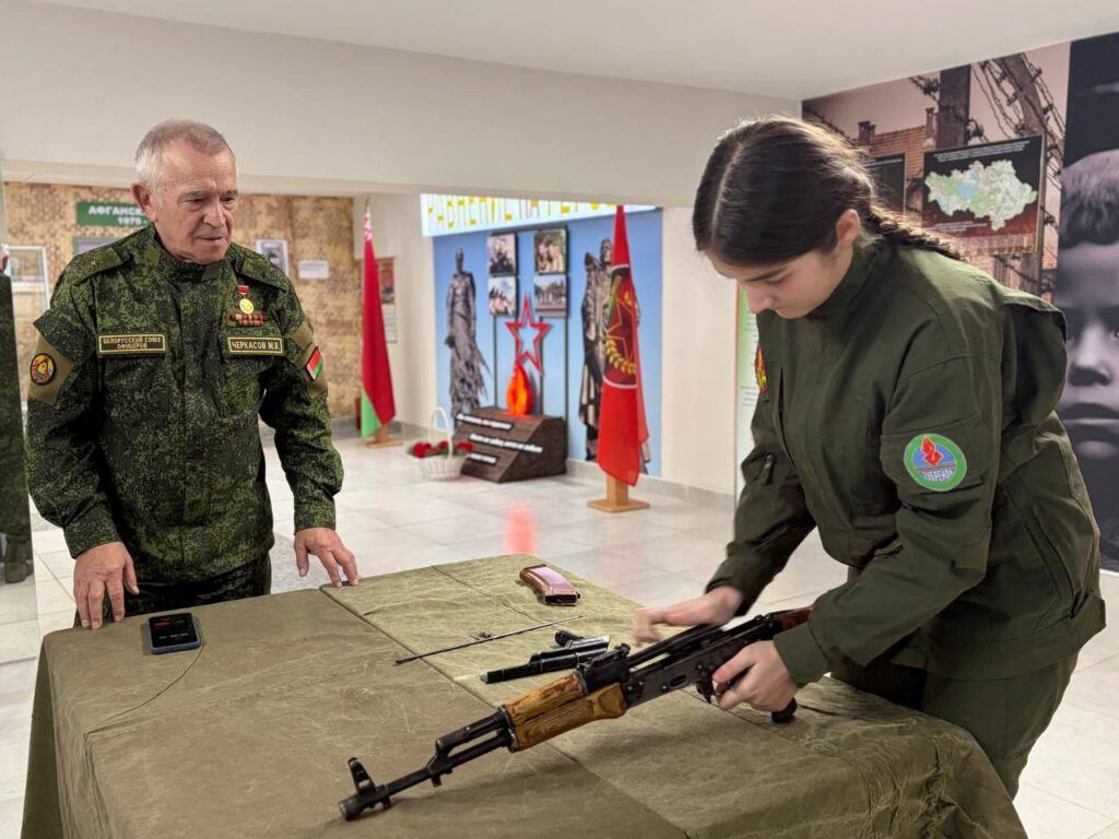 В «Зубренке» воспитанники отряда «Зарничники» освоили навыки обращения с оружием  