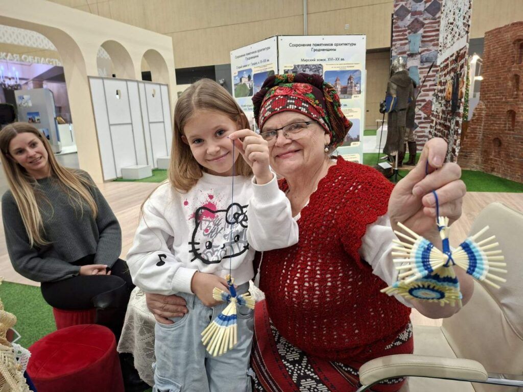 Мастерицы Мядельщины учат плести пояса и делать птиц счастья на выставке «Моя Беларусь»