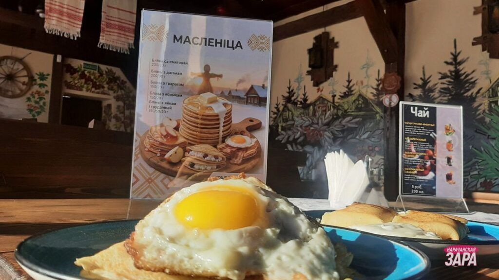 Сочная грудинка и очень много творога: пробуем масленичные блины в «Белорусской хате»